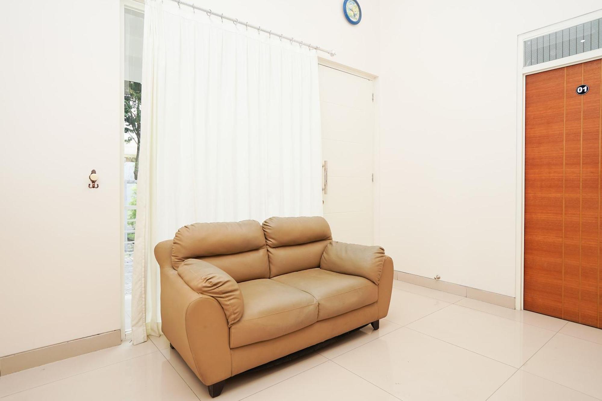 Oyo 782 Menjangan Residence At Citraland 1 Surabaya Luaran gambar